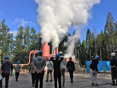 写真①試験生産井の噴気試験の様子.jpg